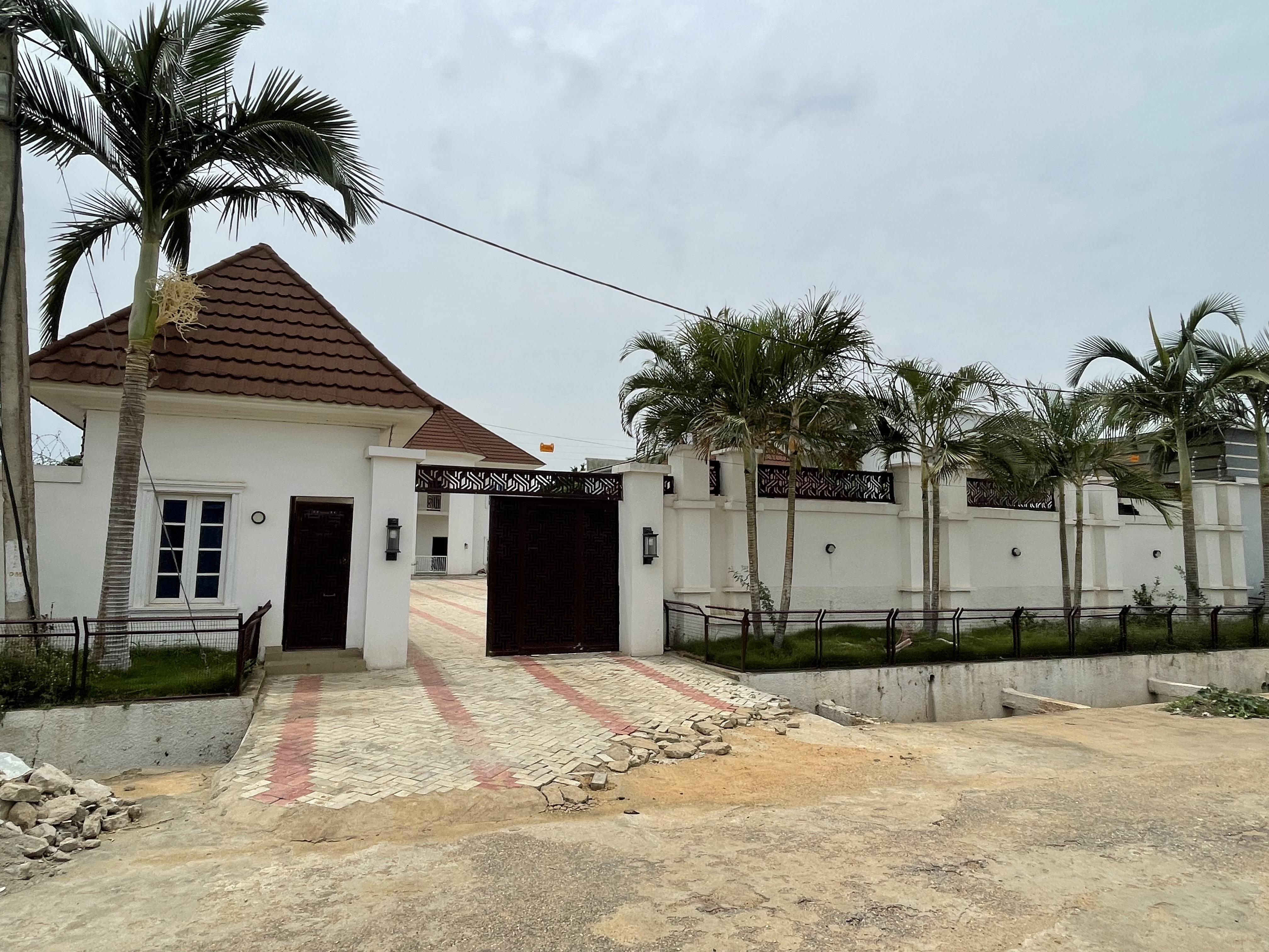 5 Bedroom Mansion With Ample Parking And Beautiful Landscape